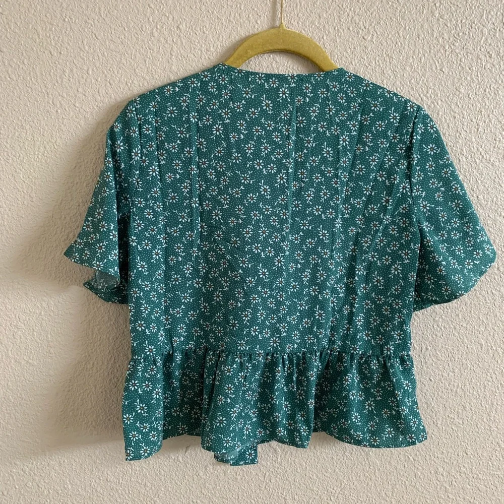 Floral Front Tie Top 🌴 - Picture 2 of 6